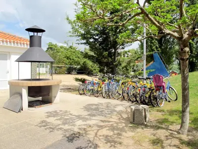 Vélo sur le terrain de l'établissement Holiday Home Hameau Océan-2 by Interhome ou dans les environs