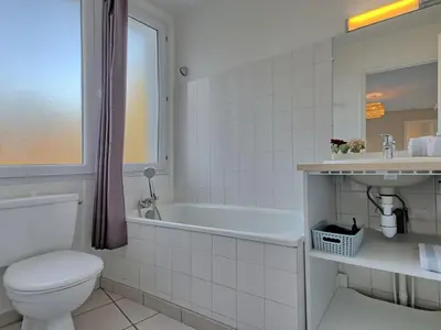 Salle de bains dans l'établissement Holiday Home Hameau Océan-2 by Interhome