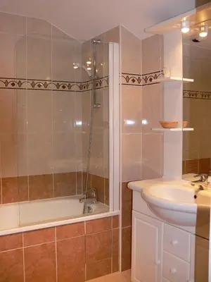 Salle de bains dans l'établissement Logis Hotels Le Champalud Restaurant La Citadelle