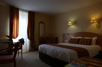 Un ou plusieurs lits dans un hébergement de l'établissement Logis Hotels Le Champalud Restaurant La Citadelle