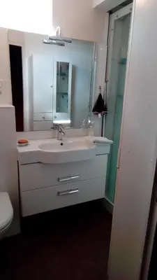 Salle de bains dans l'établissement Chambres des Noels