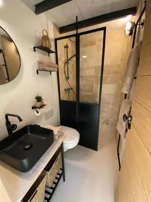 Salle de bains dans l'établissement Le Celadon