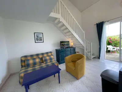 Coin salon dans l'établissement Appartement 4 pièces avec piscine - proche plage - Saint-Jean-de-Monts - FR-1-224C-214