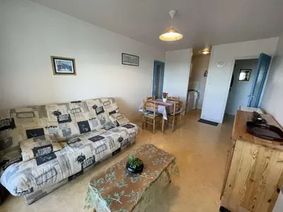Coin salon dans l'établissement Appartement cosy proche plage avec balcon et vue mer - FR-1-224C-48