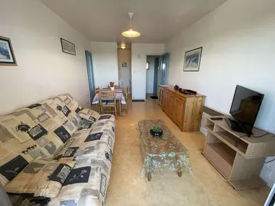 Coin salon dans l'établissement Appartement cosy proche plage avec balcon et vue mer - FR-1-224C-48