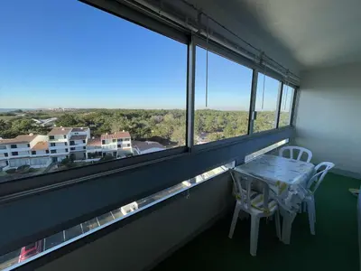 Balcon ou terrasse dans l'établissement Appartement cosy proche plage avec balcon et vue mer - FR-1-224C-48