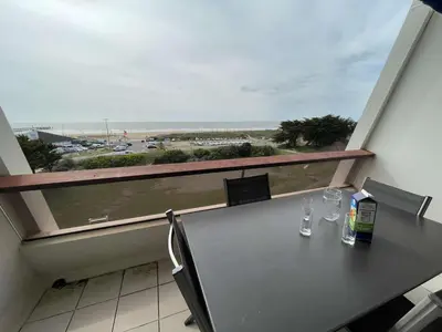 Vue générale sur la mer ou vue sur la mer prise depuis l'appartement