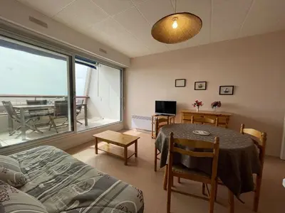 Télévision ou salle de divertissement dans l'établissement Appart. 2 pièces à 100m de la plage, 4 couchages, Parking, Lave-vaisselle, Animaux admis - FR-1-224C-133
