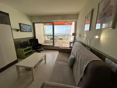 Télévision ou salle de divertissement dans l'établissement Studio cabine 4 pers avec balcon, parking et animaux admis à 50m de la plage - FR-1-224C-142