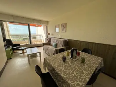 Coin salon dans l'établissement Studio cabine 4 pers avec balcon, parking et animaux admis à 50m de la plage - FR-1-224C-142