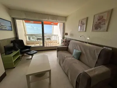 Coin salon dans l'établissement Studio cabine 4 pers avec balcon, parking et animaux admis à 50m de la plage - FR-1-224C-142