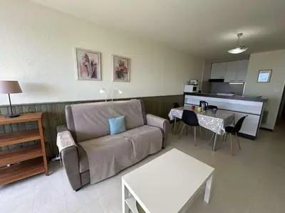 Cuisine ou kitchenette dans l'établissement Studio cabine 4 pers avec balcon, parking et animaux admis à 50m de la plage - FR-1-224C-142