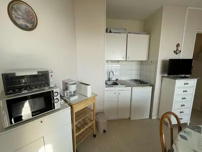 Cuisine ou kitchenette dans l'établissement Studio 2 pers, balcon, parking, plage à 200m - FR-1-224C-442