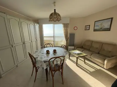 Coin salon dans l'établissement Studio 2 pers, balcon, parking, plage à 200m - FR-1-224C-442