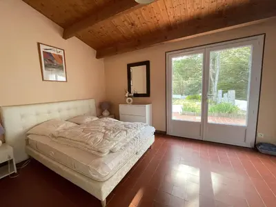 Un ou plusieurs lits dans un hébergement de l'établissement Maison avec accès direct à la plage, 2 terrasses, jardin clos, 3 chambres, parking privé à La Guérinière - FR-1-224B-492