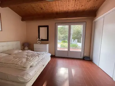 Un ou plusieurs lits dans un hébergement de l'établissement Maison avec accès direct à la plage, 2 terrasses, jardin clos, 3 chambres, parking privé à La Guérinière - FR-1-224B-492