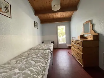 Un ou plusieurs lits dans un hébergement de l'établissement Maison avec accès direct à la plage, 2 terrasses, jardin clos, 3 chambres, parking privé à La Guérinière - FR-1-224B-492