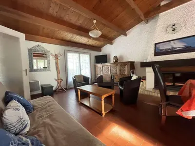 Coin salon dans l'établissement Maison avec accès direct à la plage, 2 terrasses, jardin clos, 3 chambres, parking privé à La Guérinière - FR-1-224B-492