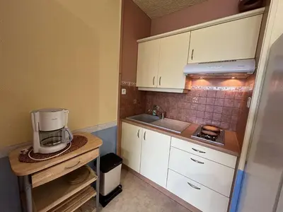 Cuisine ou kitchenette dans l'établissement Charmant studio rénové à 50m de la plage avec terrasse et parking - FR-1-224C-82