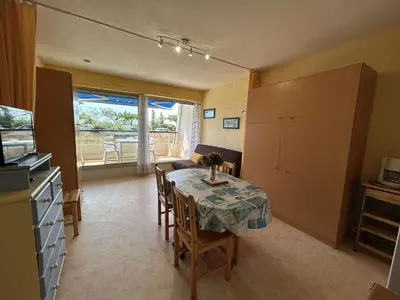 Cuisine ou kitchenette dans l'établissement Charmant studio rénové à 50m de la plage avec terrasse et parking - FR-1-224C-82