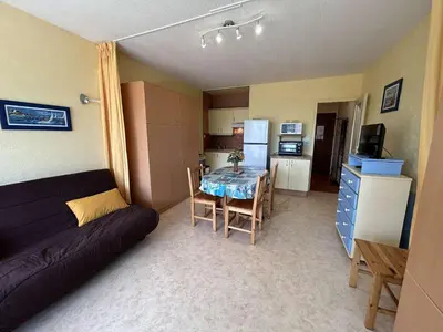 Cuisine ou kitchenette dans l'établissement Charmant studio rénové à 50m de la plage avec terrasse et parking - FR-1-224C-82
