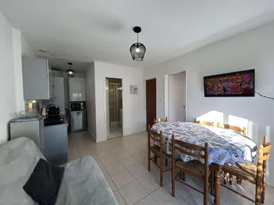 Cuisine ou kitchenette dans l'établissement Maison de Vacances avec Terrasse Dallée, 6 Couchages, à Deux Pas de l'Océan à St-Jean-de-Monts - FR-1-224C-94