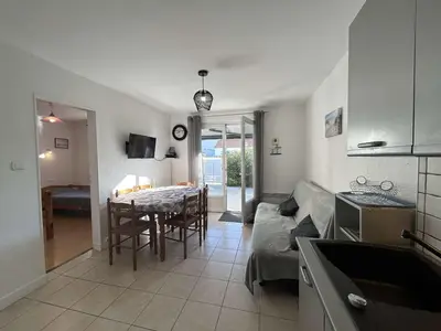 Cuisine ou kitchenette dans l'établissement Maison de Vacances avec Terrasse Dallée, 6 Couchages, à Deux Pas de l'Océan à St-Jean-de-Monts - FR-1-224C-94