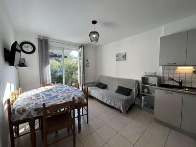 Cuisine ou kitchenette dans l'établissement Maison de Vacances avec Terrasse Dallée, 6 Couchages, à Deux Pas de l'Océan à St-Jean-de-Monts - FR-1-224C-94