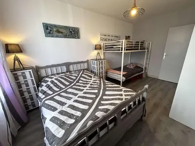 Un ou plusieurs lits dans un hébergement de l'établissement Appartement face mer avec balcon, 50m plage, 5 couchages, parking, Saint-Jean-de-Monts - FR-1-224C-187