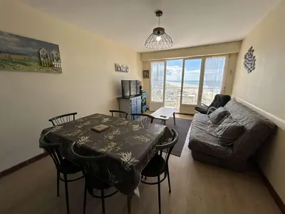 Coin salon dans l'établissement Appartement face mer avec balcon, 50m plage, 5 couchages, parking, Saint-Jean-de-Monts - FR-1-224C-187
