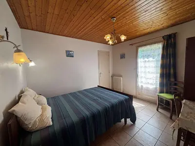 Un ou plusieurs lits dans un hébergement de l'établissement Maison de vacances 3 pièces, 4 couchages à 1000 m de l'océan, cadre paisible avec cour et parking - FR-1-224C-63