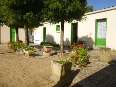 Jardin de l'établissement Maison de vacances 3 pièces, 4 couchages à 1000 m de l'océan, cadre paisible avec cour et parking - FR-1-224C-63