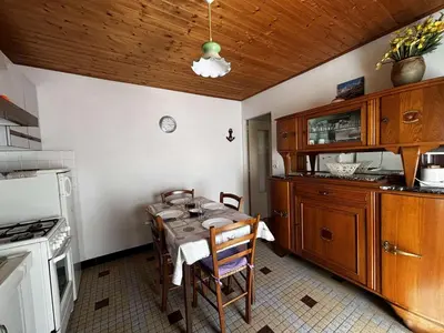 Cuisine ou kitchenette dans l'établissement Maison de vacances 3 pièces, 4 couchages à 1000 m de l'océan, cadre paisible avec cour et parking - FR-1-224C-63