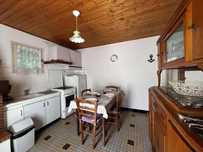 Cuisine ou kitchenette dans l'établissement Maison de vacances 3 pièces, 4 couchages à 1000 m de l'océan, cadre paisible avec cour et parking - FR-1-224C-63