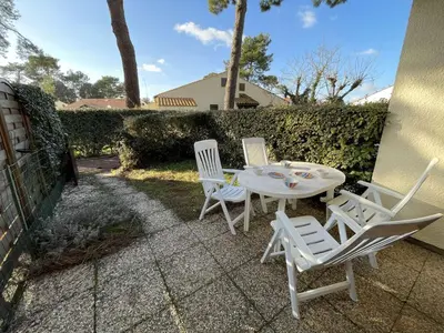 Jardin de l'établissement Studio mezzanine avec jardinet et piscine à Saint-Jean-de-Monts, 4 couchages - FR-1-224C-71