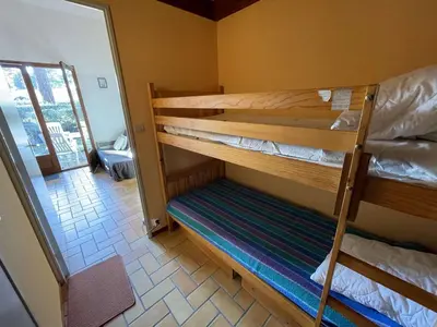 Un ou plusieurs lits dans un hébergement de l'établissement Studio mezzanine avec jardinet et piscine à Saint-Jean-de-Monts, 4 couchages - FR-1-224C-71