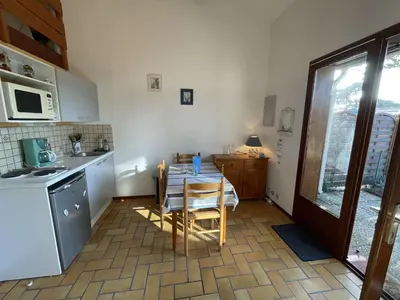Cuisine ou kitchenette dans l'établissement Studio mezzanine avec jardinet et piscine à Saint-Jean-de-Monts, 4 couchages - FR-1-224C-71