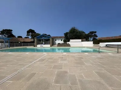 Piscine de l'établissement Studio mezzanine avec jardinet et piscine à Saint-Jean-de-Monts, 4 couchages - FR-1-224C-71 ou située à proximité