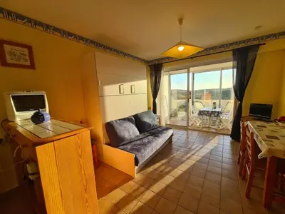 Télévision ou salle de divertissement dans l'établissement Studio cabine 4 pers en bord de plage, véranda, terrasse ensoleillée - Saint-Jean-de-Monts - FR-1-224C-189