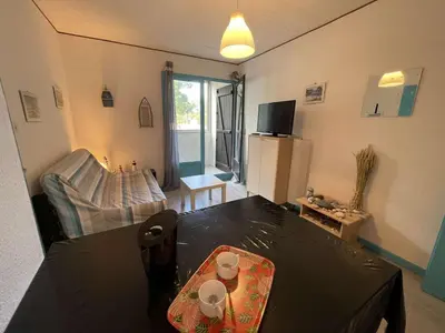 Télévision ou salle de divertissement dans l'établissement Appartement cosy 2 pièces à 200m de la plage, Saint-Hilaire-de-Riez - 4 couchages, parking, TV, WiFi - FR-1-224C-294