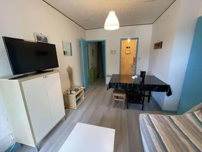 Télévision ou salle de divertissement dans l'établissement Appartement cosy 2 pièces à 200m de la plage, Saint-Hilaire-de-Riez - 4 couchages, parking, TV, WiFi - FR-1-224C-294