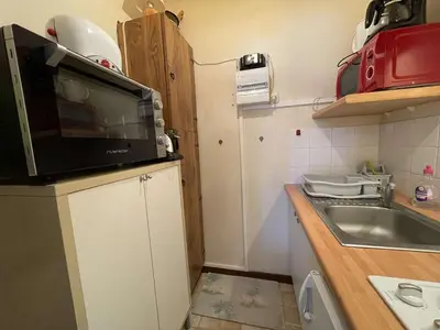 Cuisine ou kitchenette dans l'établissement Appartement cosy 2 pièces à 200m de la plage, Saint-Hilaire-de-Riez - 4 couchages, parking, TV, WiFi - FR-1-224C-294