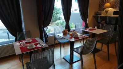 Coin salon dans l'établissement Hôtel Le Cambronne