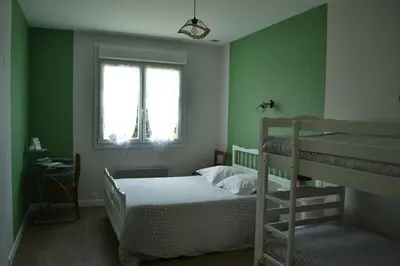 Un ou plusieurs lits dans un hébergement de l'établissement Chambre d'hôtes la ville en bois