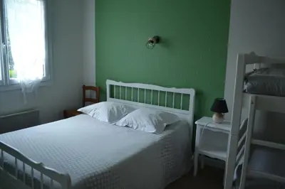 Un ou plusieurs lits dans un hébergement de l'établissement Chambre d'hôtes la ville en bois