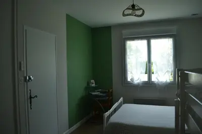 Un ou plusieurs lits dans un hébergement de l'établissement Chambre d'hôtes la ville en bois