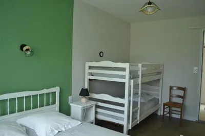 Un ou plusieurs lits dans un hébergement de l'établissement Chambre d'hôtes la ville en bois