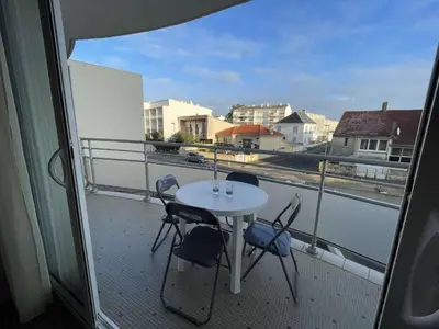 Balcon ou terrasse dans l'établissement Studio alcôve 4 pers à 50m de la plage avec balcon et cave vélos, Saint-Jean-de-Monts - FR-1-224C-448