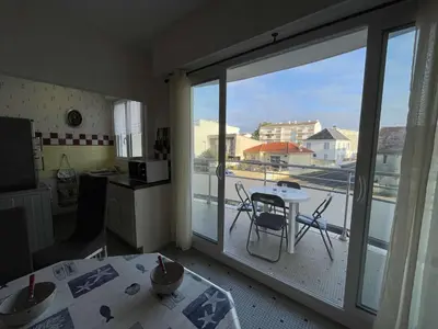 Balcon ou terrasse dans l'établissement Studio alcôve 4 pers à 50m de la plage avec balcon et cave vélos, Saint-Jean-de-Monts - FR-1-224C-448