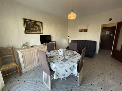 Télévision ou salle de divertissement dans l'établissement Studio alcôve 4 pers à 50m de la plage avec balcon et cave vélos, Saint-Jean-de-Monts - FR-1-224C-448